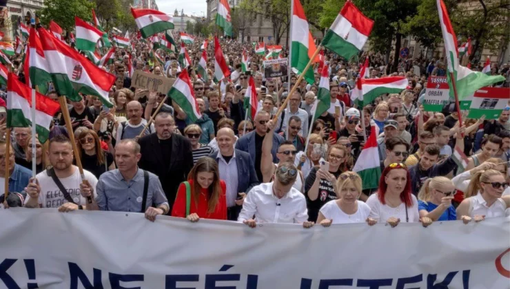 Macaristan’da Peter Magyar’ın Gösterisi: Orban Hükümeti İstifa Etmeli