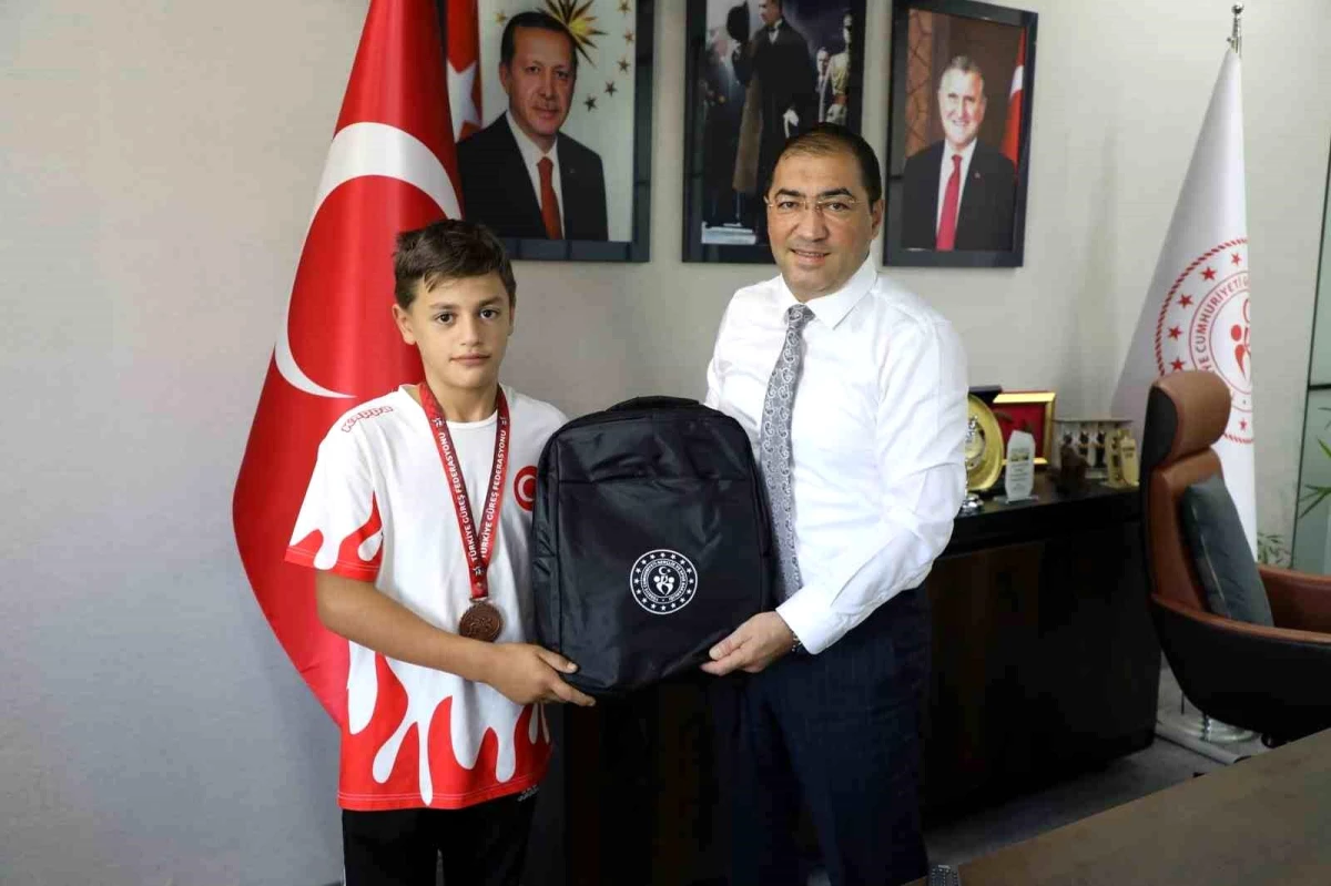 Ağrı Gençlik ve Spor İl Müdürü, İsmail Demirci U13 Erkekler Serbest Güreş Türkiye Şampiyonası’nda başarılı olan güreşçileri kabul etti