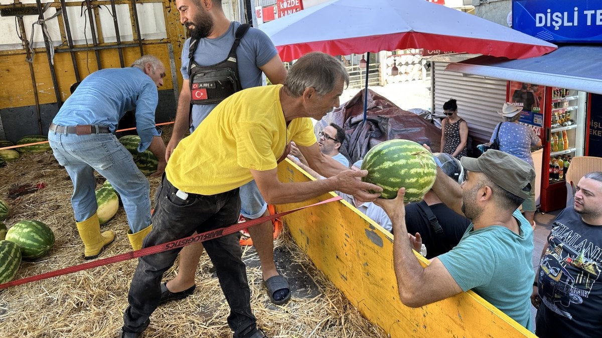 İstanbul’da 25 ton karpuzu ücretsiz dağıttı: Vatandaş bol bol yesin