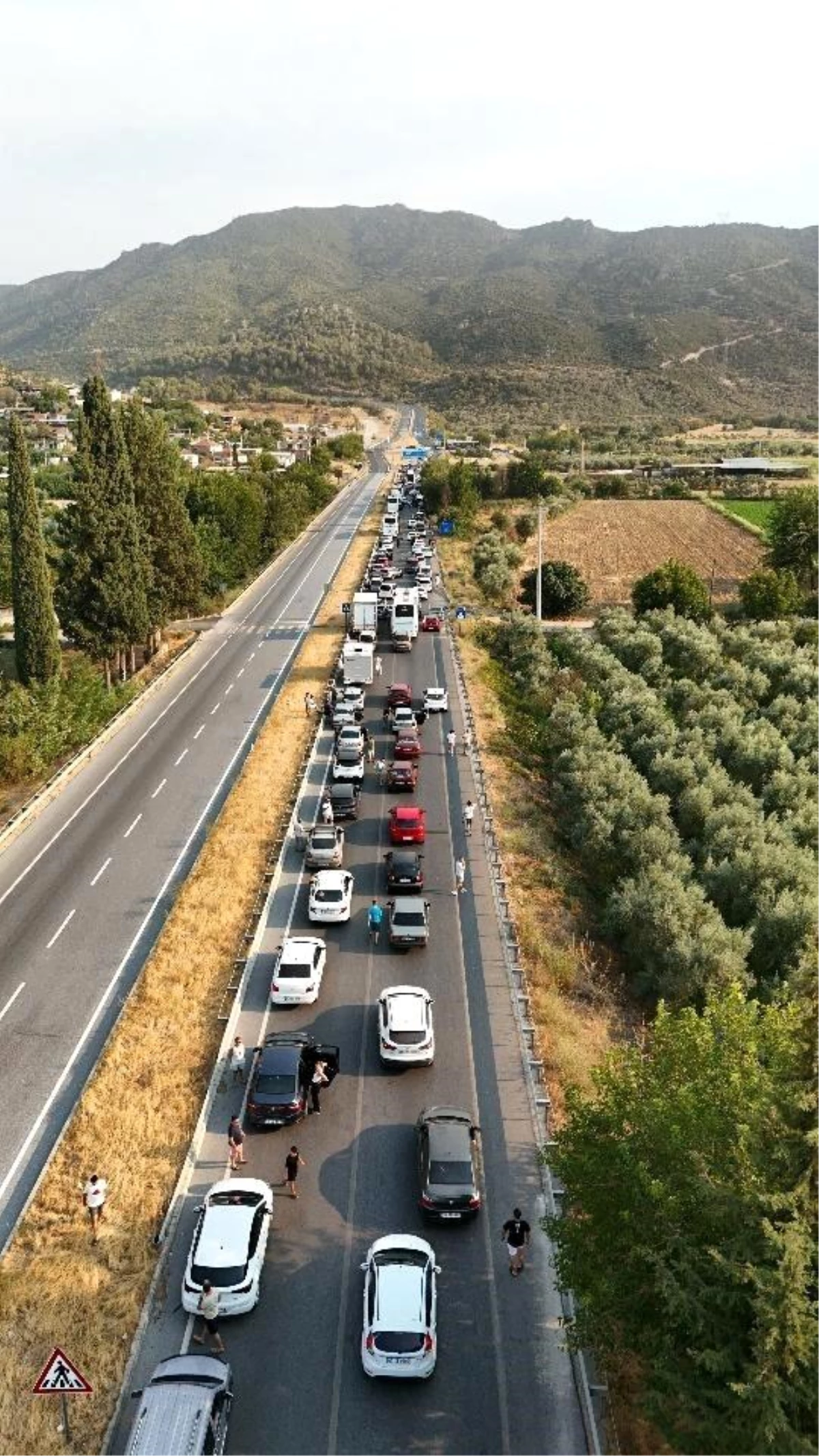 Muğla Yatağan’da çıkan yangın nedeniyle Aydın-Muğla yolunda trafiğe kapatma kararı alındı