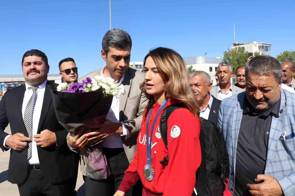 Paris 2024 Olimpiyat Oyunları’nda gümüş madalya kazanan Hatice Akbaş, Malatya’da coşkuyla karşılandı