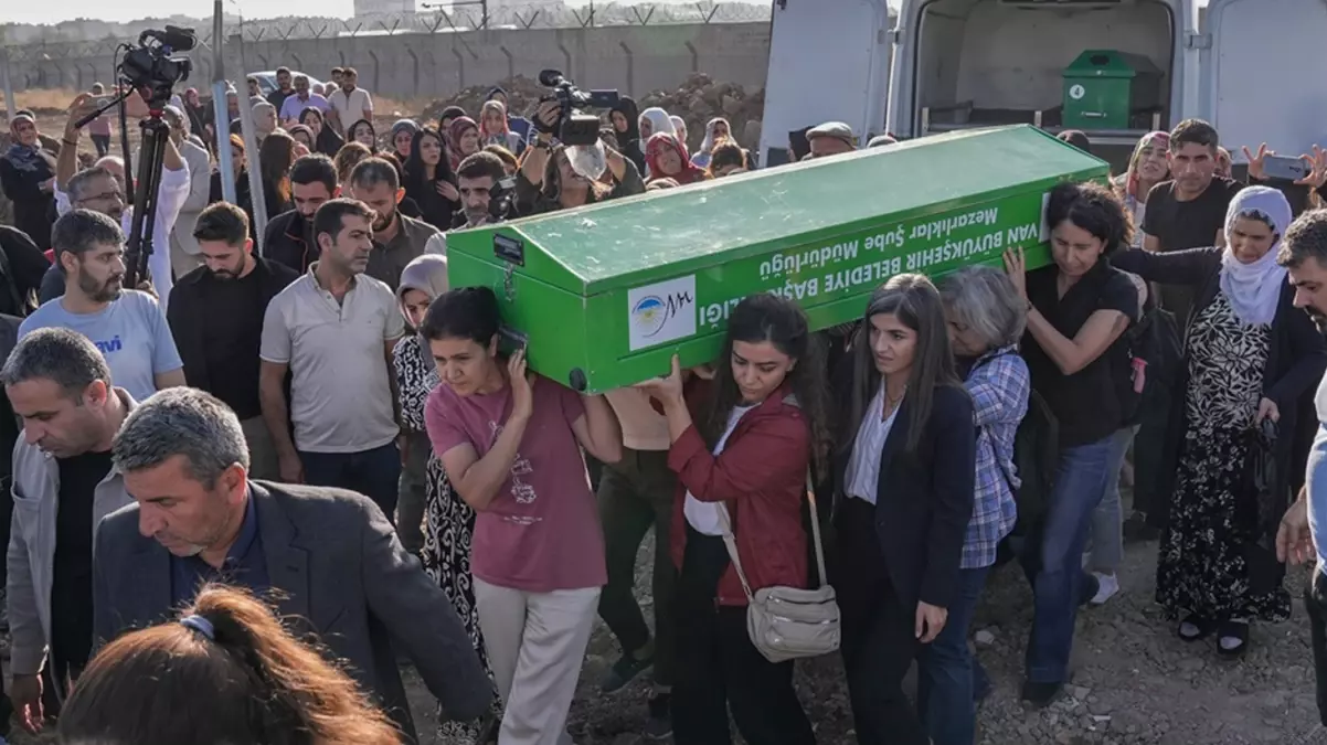 Cansız bedeni bulunan Rojin’in tabutunu kadınlar taşıdı