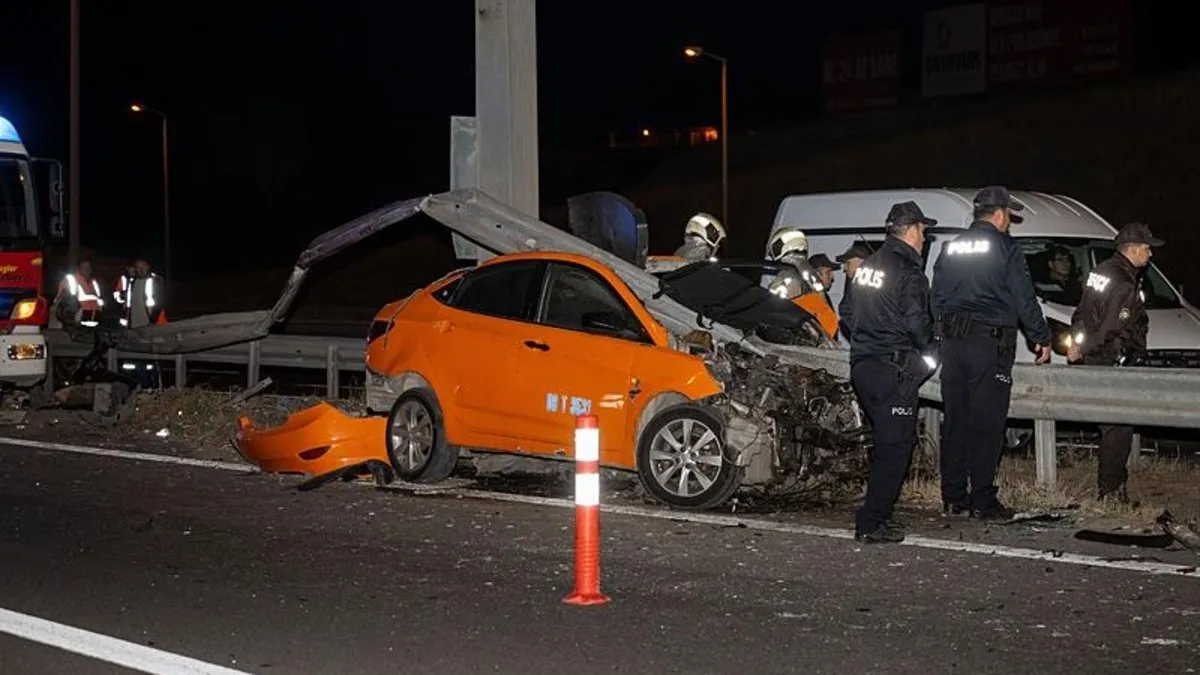 Kontrolden çıkan taksi bariyerlere saplandı