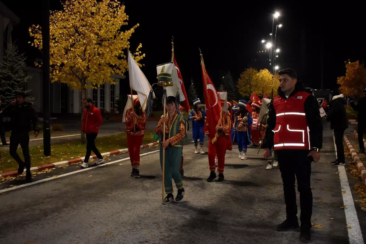 Bitlis’te Meşaleli Yürüyüşle Kızılay Haftası Kutlandı