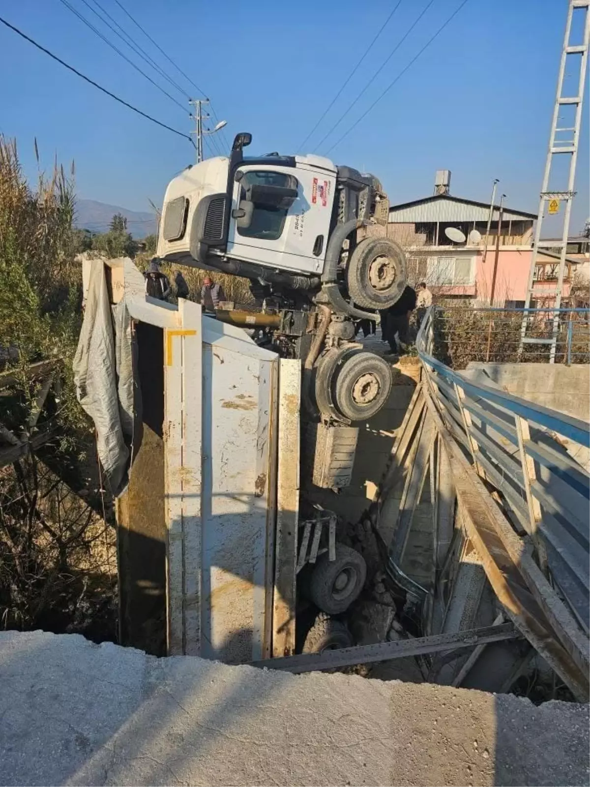 Antakya’da Köprü Çöktü: Kamyon Dereye Düştü, Şoför Sağ Kurtuldu